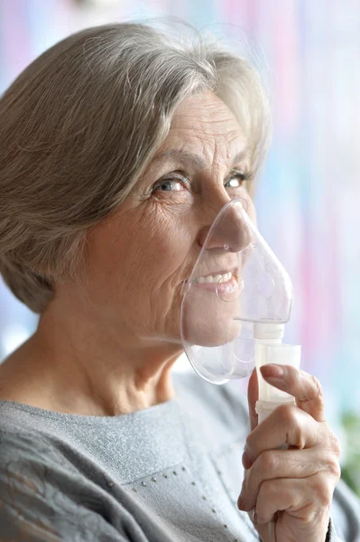 Mujer mayor haciendo inhalación —  Fotos de Stock