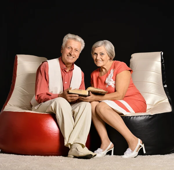 Senior par läser en bok — Stockfoto