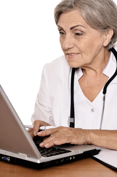 Mujer médico sentado con portátil — Foto de Stock