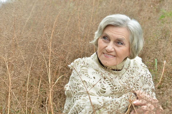 Hermosa anciana en la naturaleza — Foto de Stock