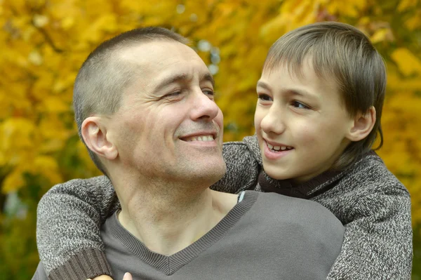 Padre e figlio nel parco — Foto Stock