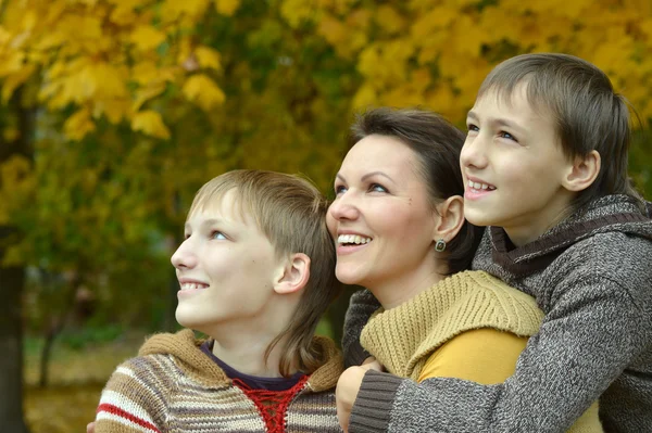 Bonne famille dans le parc d'automne — Photo