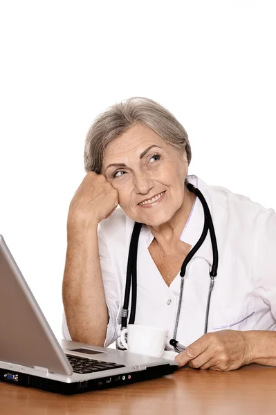 Doktor žena sedí s notebookem — Stock fotografie