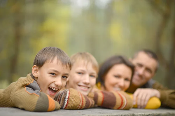 Szczęśliwą rodzinę w parku jesień — Zdjęcie stockowe