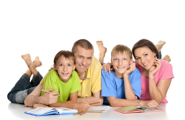 Los padres ayudan a los niños a hacer su tarea —  Fotos de Stock