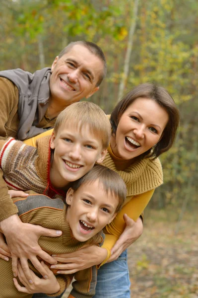 In de herfst park en gelukkige familie — Stockfoto