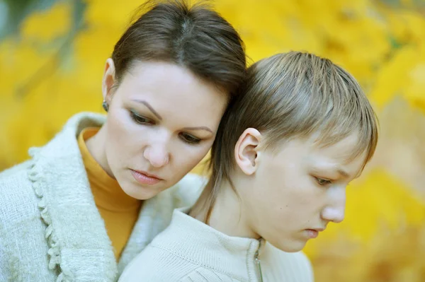 Madre con suo figlio nel parco — Foto Stock