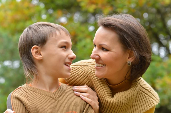 Mãe com seu filho no parque — Fotografia de Stock