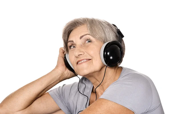 Femme âgée écouter une musique dans les écouteurs — Photo