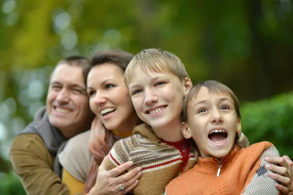 Bonne famille dans le parc d'automne — Photo