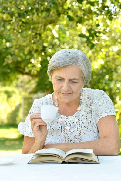 Mooie bejaarde vrouw — Stockfoto