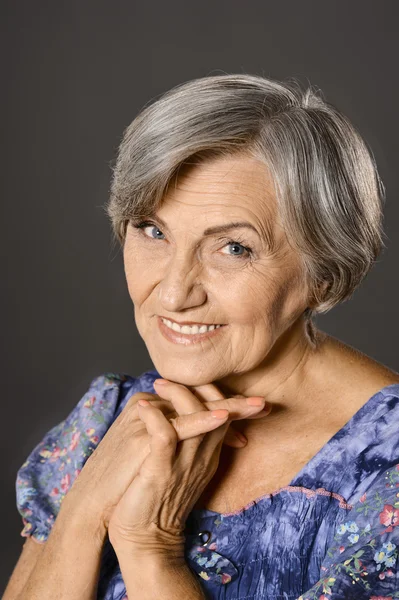 Mujer anciana encantadora — Foto de Stock