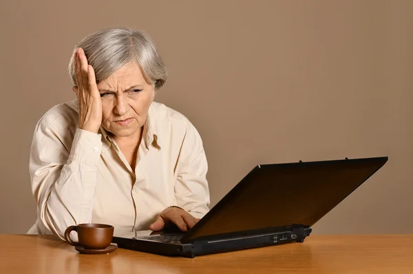 Anciana mujer con ordenador portátil — Foto de Stock