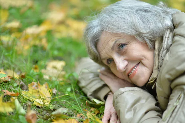 Cute elderly woman in the park — Stock Photo, Image