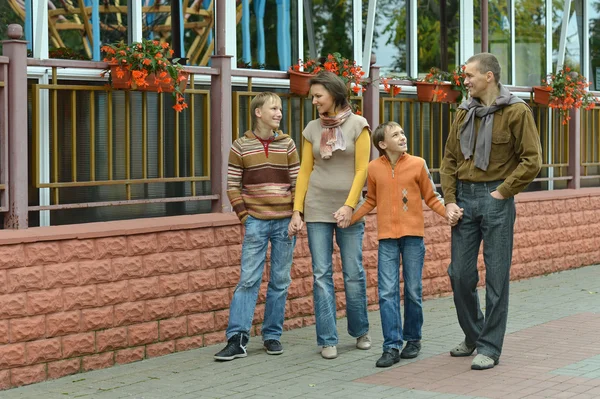 Familie wandelen in de stad — Stockfoto