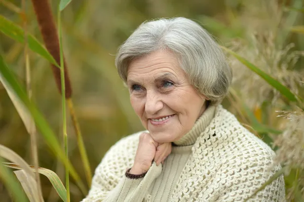 Doğa güzel yaşlı kadın — Stok fotoğraf