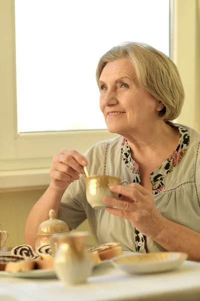 Oudere vrouw met kopje thee — Stockfoto