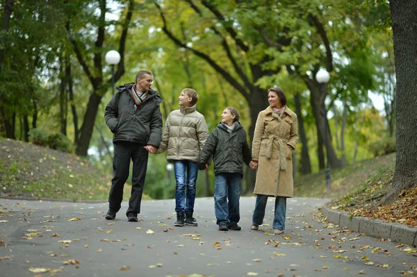 Família feliz no parque de outono — Fotografia de Stock