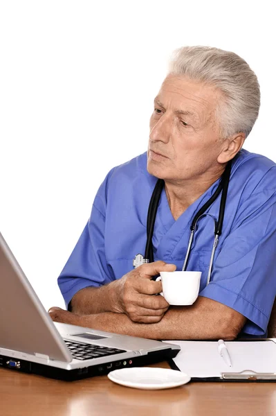 Yaşlı doktor ile bir laptop — Stok fotoğraf