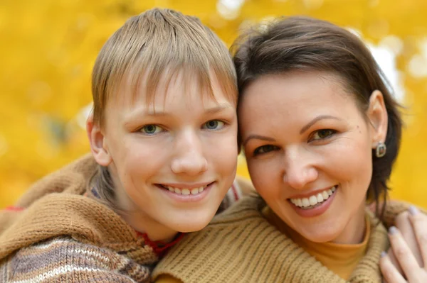 Mamma med sin son i parken — Stockfoto