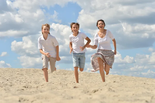 Familj spelar fotboll på stranden — Stock fotografie