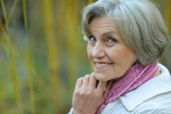 Porträt einer glücklichen älteren Frau im Park — Stockfoto