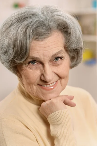 Прекрасная пожилая женщина — стоковое фото