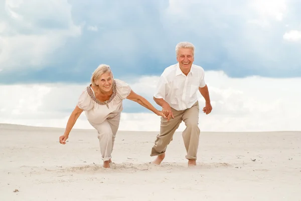 Glückliche Familie ging spazieren — Stockfoto