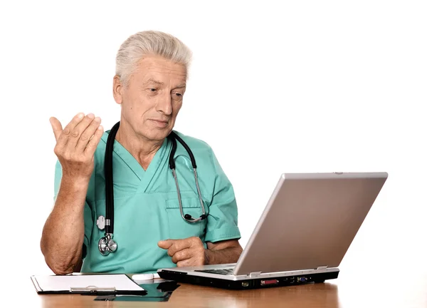 Oudere doc met een laptop — Stockfoto