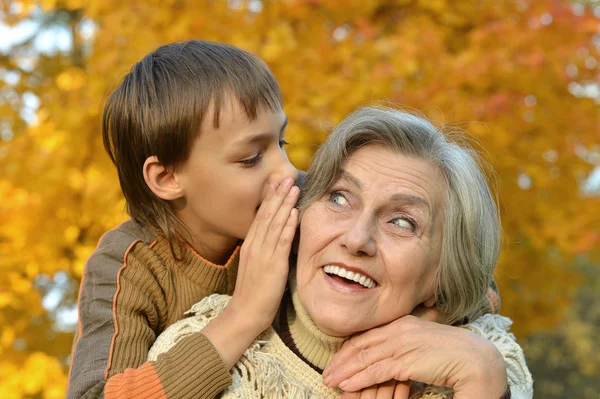 Mormor och barnbarn — Stockfoto