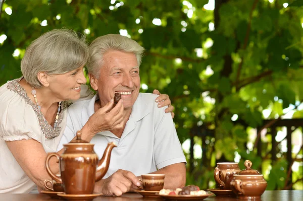 Bela maduro casal beber chá fora — Fotografia de Stock