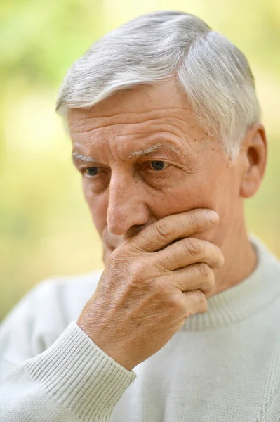 Senior mannen funderar på något — Stockfoto