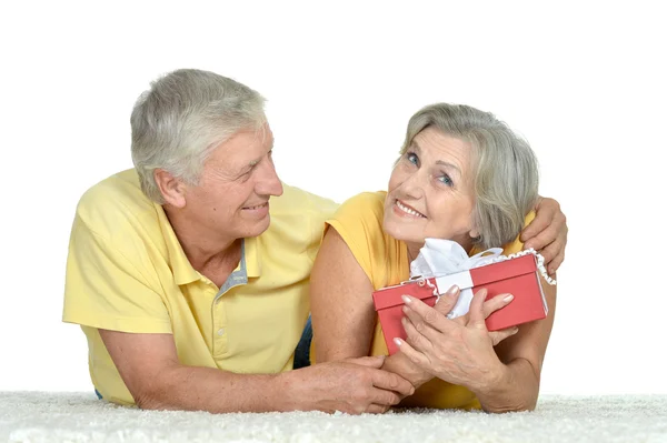 Счастливая пожилая пара проводит время вместе — стоковое фото