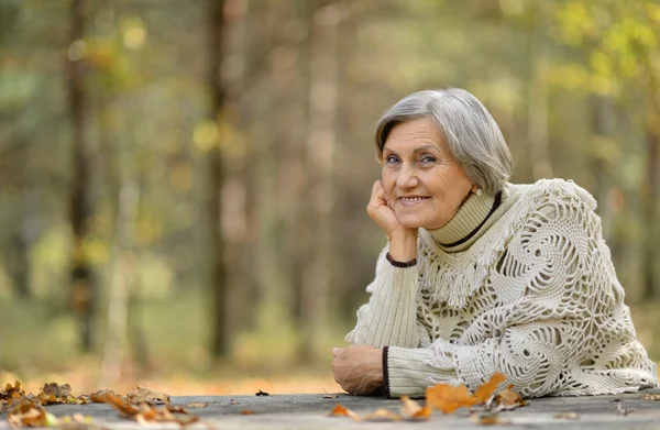 Krásná starší žena venku — Stock fotografie