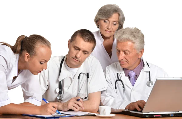 Um grupo de médicos discutindo na mesa — Fotografia de Stock