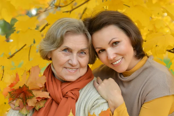 Máma a dcera na procházku — Stock fotografie