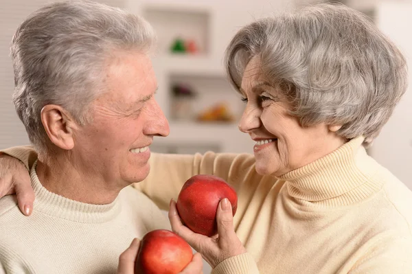 Hermosa pareja de ancianos — Foto de Stock