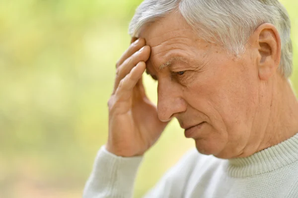 Senior mannen funderar på något — Stockfoto