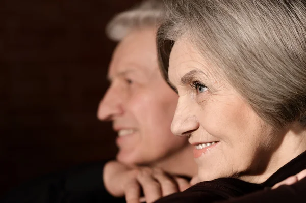 Porträt eines glücklichen Paares mittleren Alters — Stockfoto