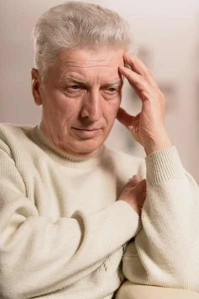 Senior mannen funderar på något — Stockfoto