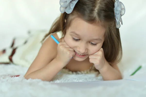 Menina com lápis azul — Fotografia de Stock