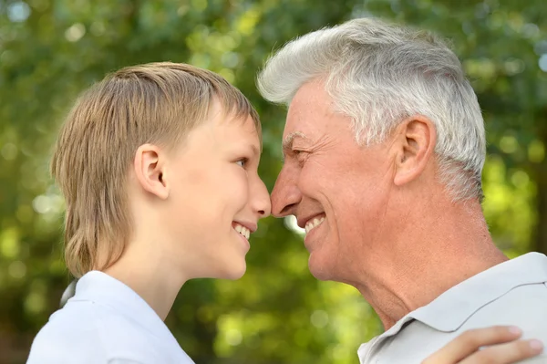 Grootvader met kleinzoon — Stockfoto