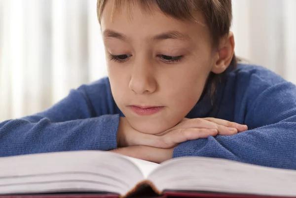 Petit garçon lisant un livre — Photo