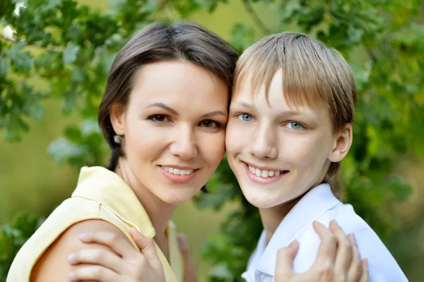 Lachende moeder en haar zoon — Stockfoto