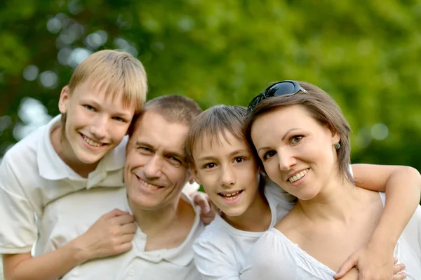 Brincadeira de família na natureza — Fotografia de Stock