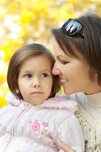 Femme avec sa petite fille à l'extérieur — Photo