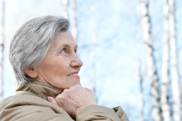 Portret van een oudere vrouw — Stockfoto