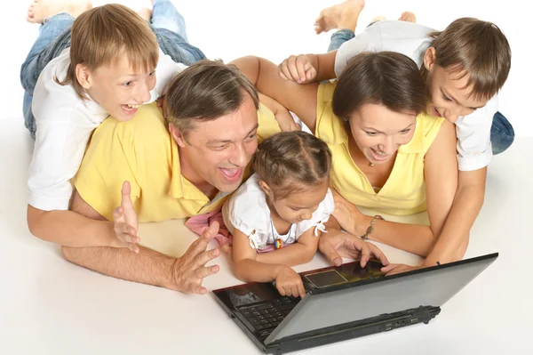 Familj med laptop — Stockfoto