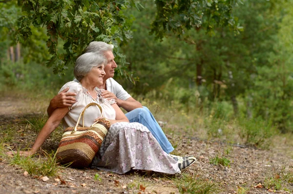 Ouder echtpaar in de natuur — Stockfoto