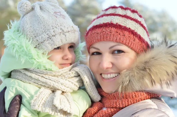 Portret matki i córki w zimie — Zdjęcie stockowe